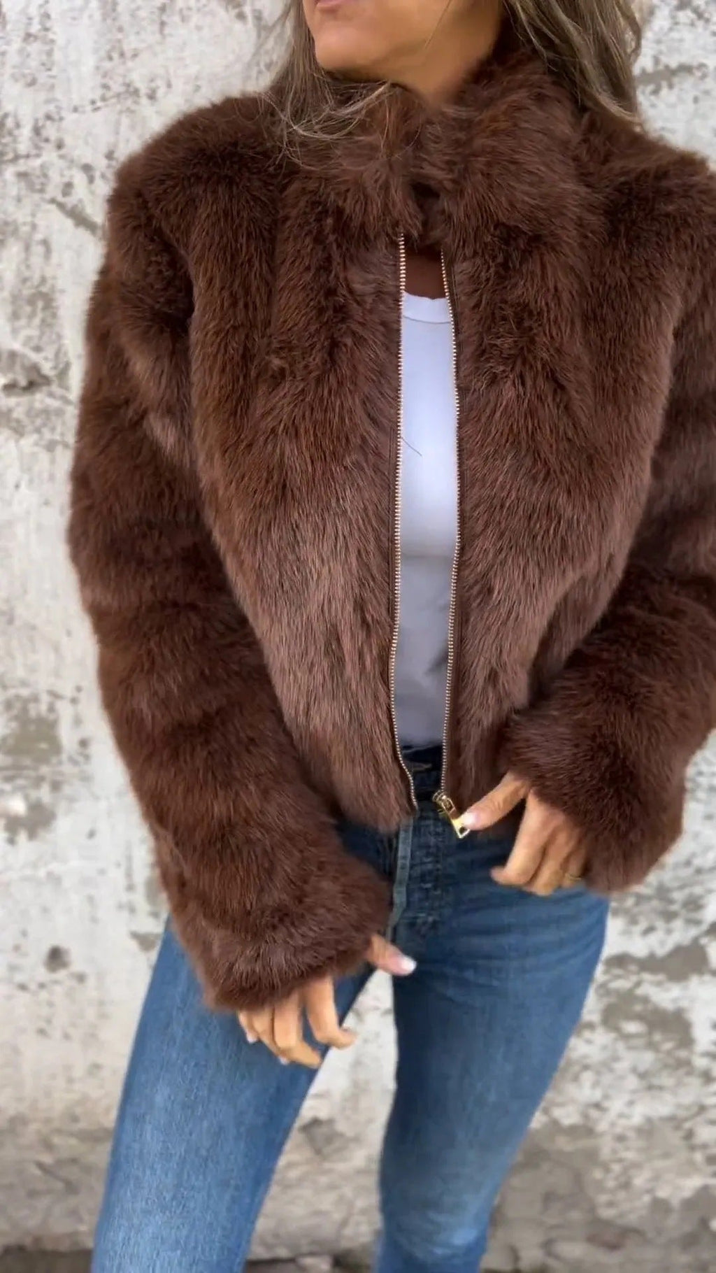 GR | Elegant fur coat with zipper closure