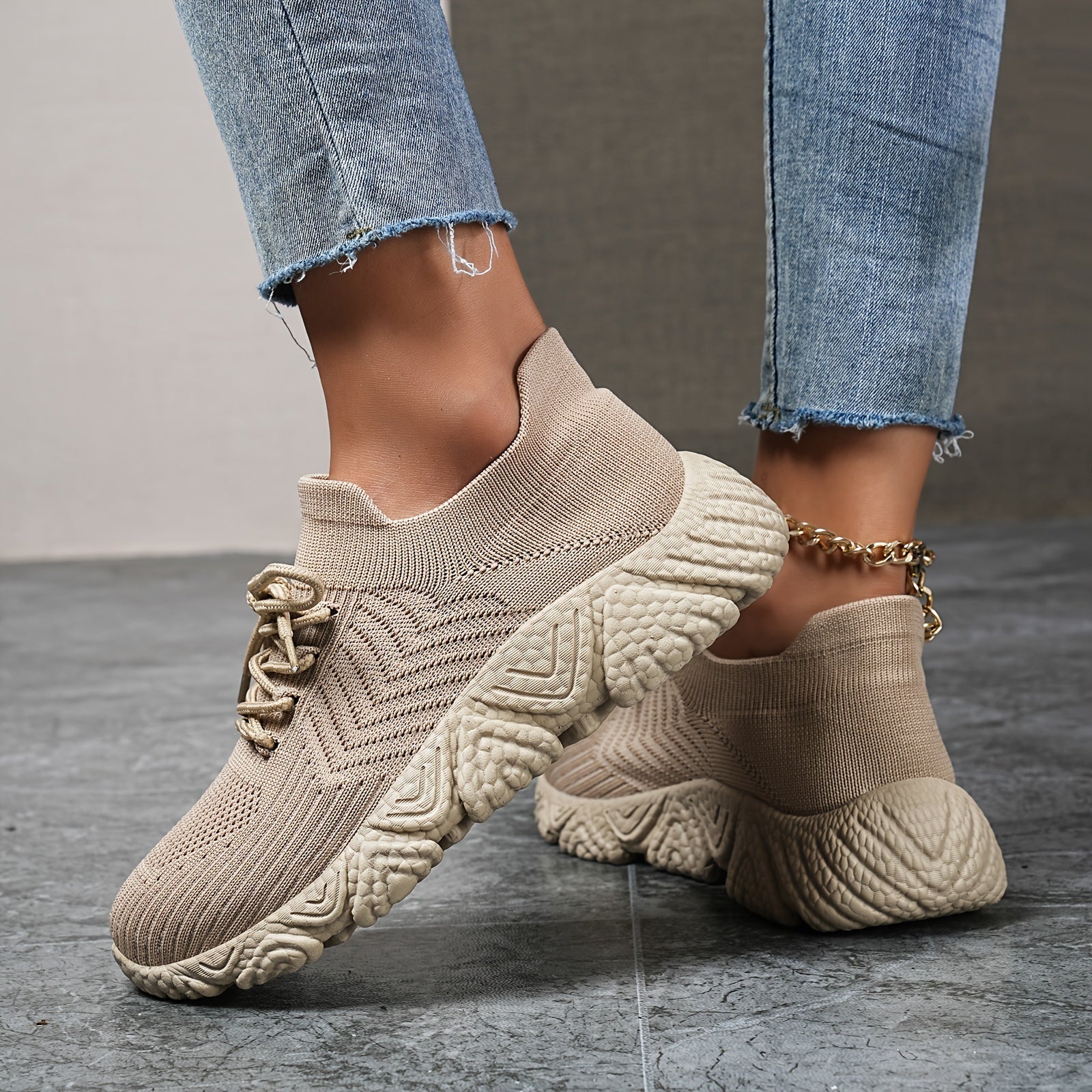 GR | Breathable low-top sneakers in a solid color