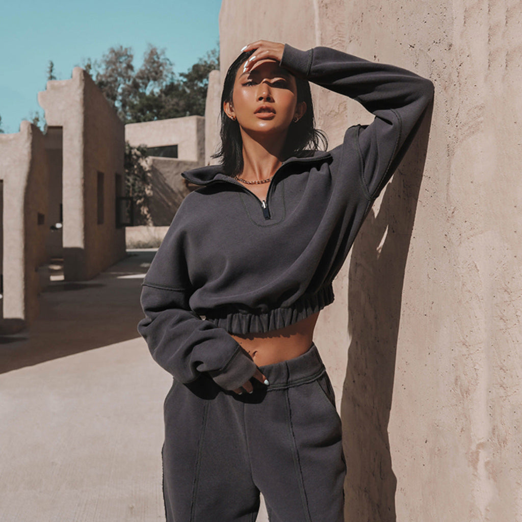 GR | Part sporty cropped sweatshirt with jogging bottoms - Women's pullover tracksuit with zipper and elastic waistband