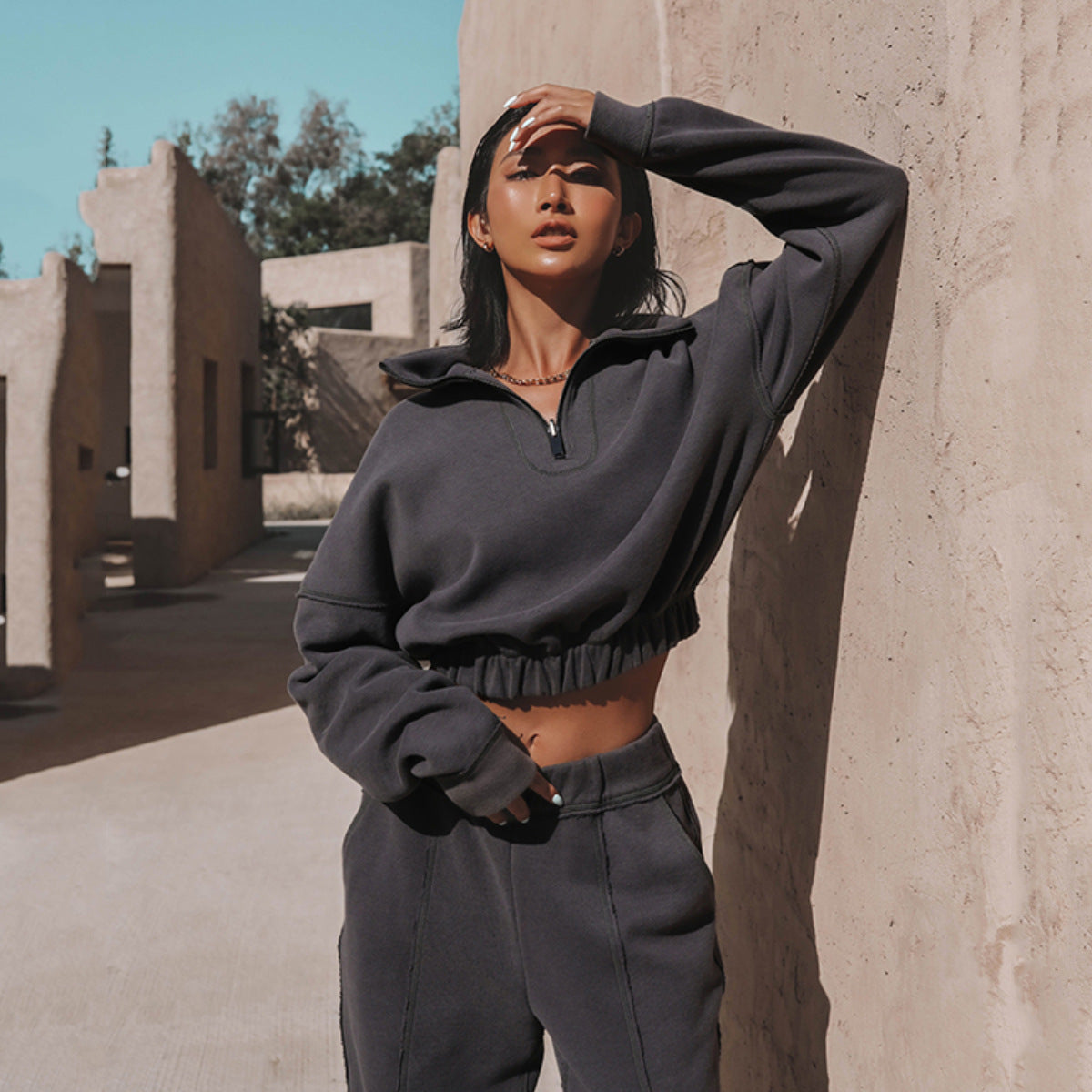 GR | Part sporty cropped sweatshirt with jogging bottoms - Women's pullover tracksuit with zipper and elastic waistband
