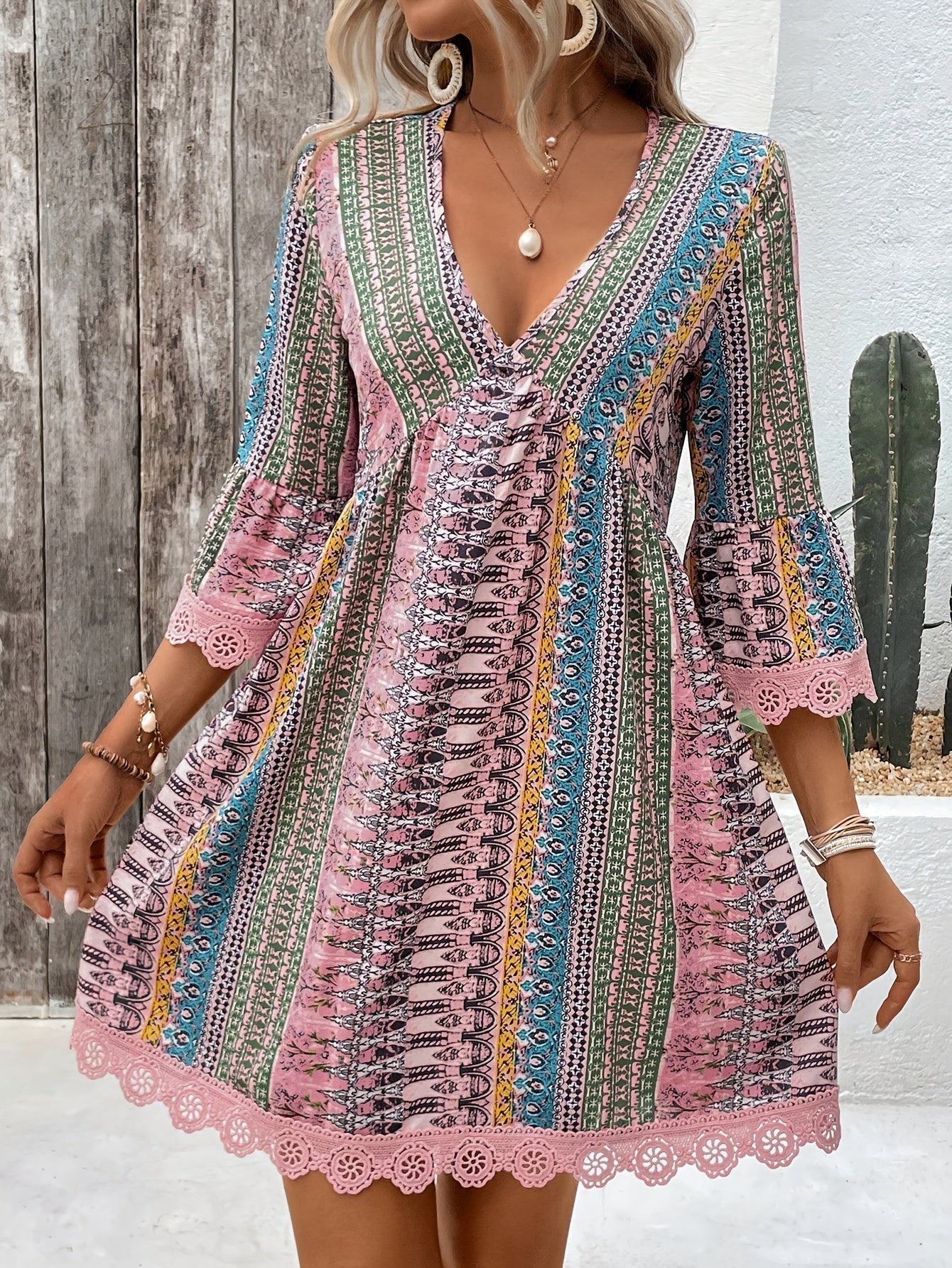 GR | Elegant dress with V-neck and lace trim