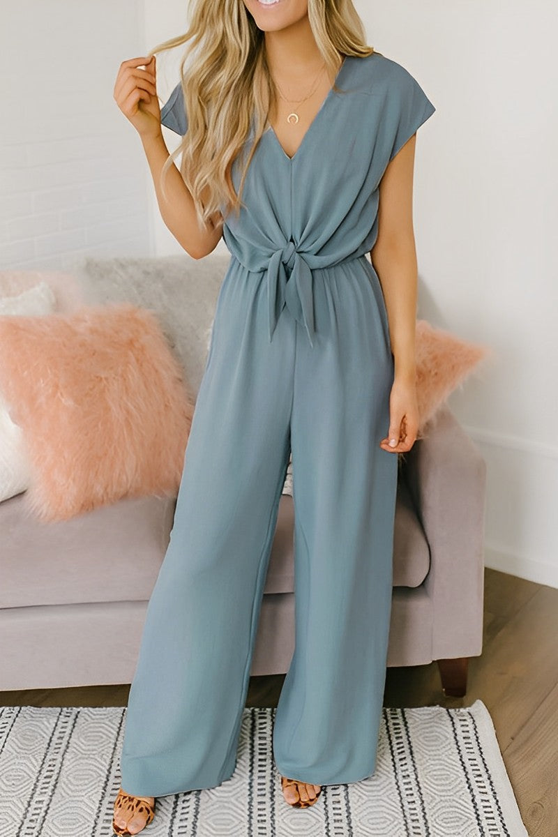 GR | A simple, solid-color jumpsuit with a straight leg cut 
