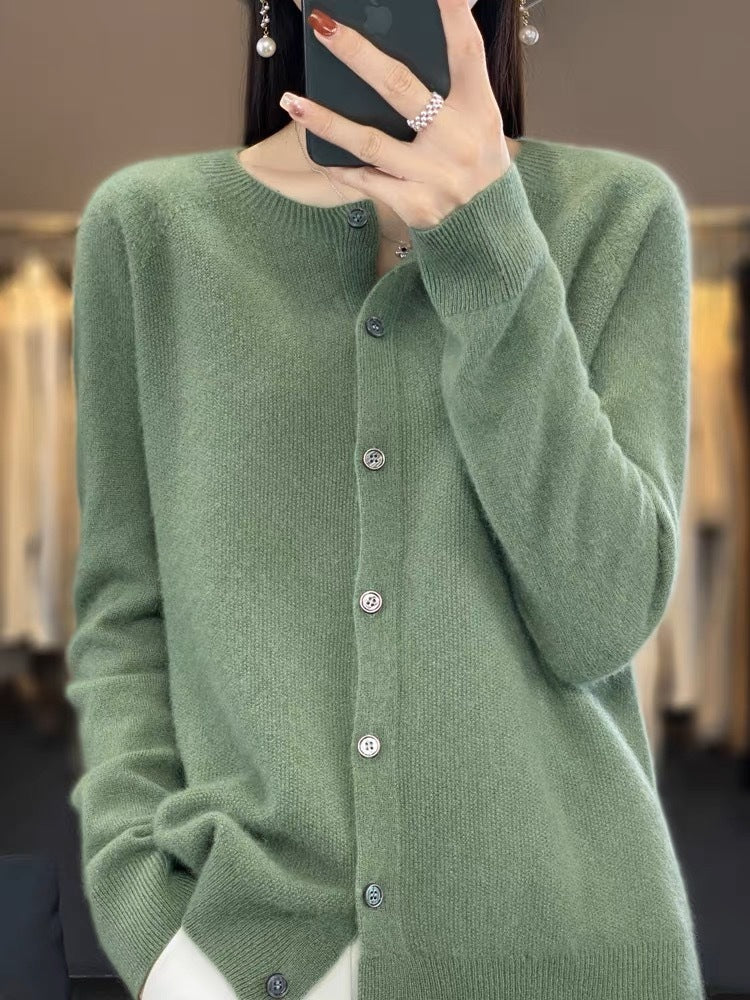GR | Merino wool cardigan with round neck and long sleeves
