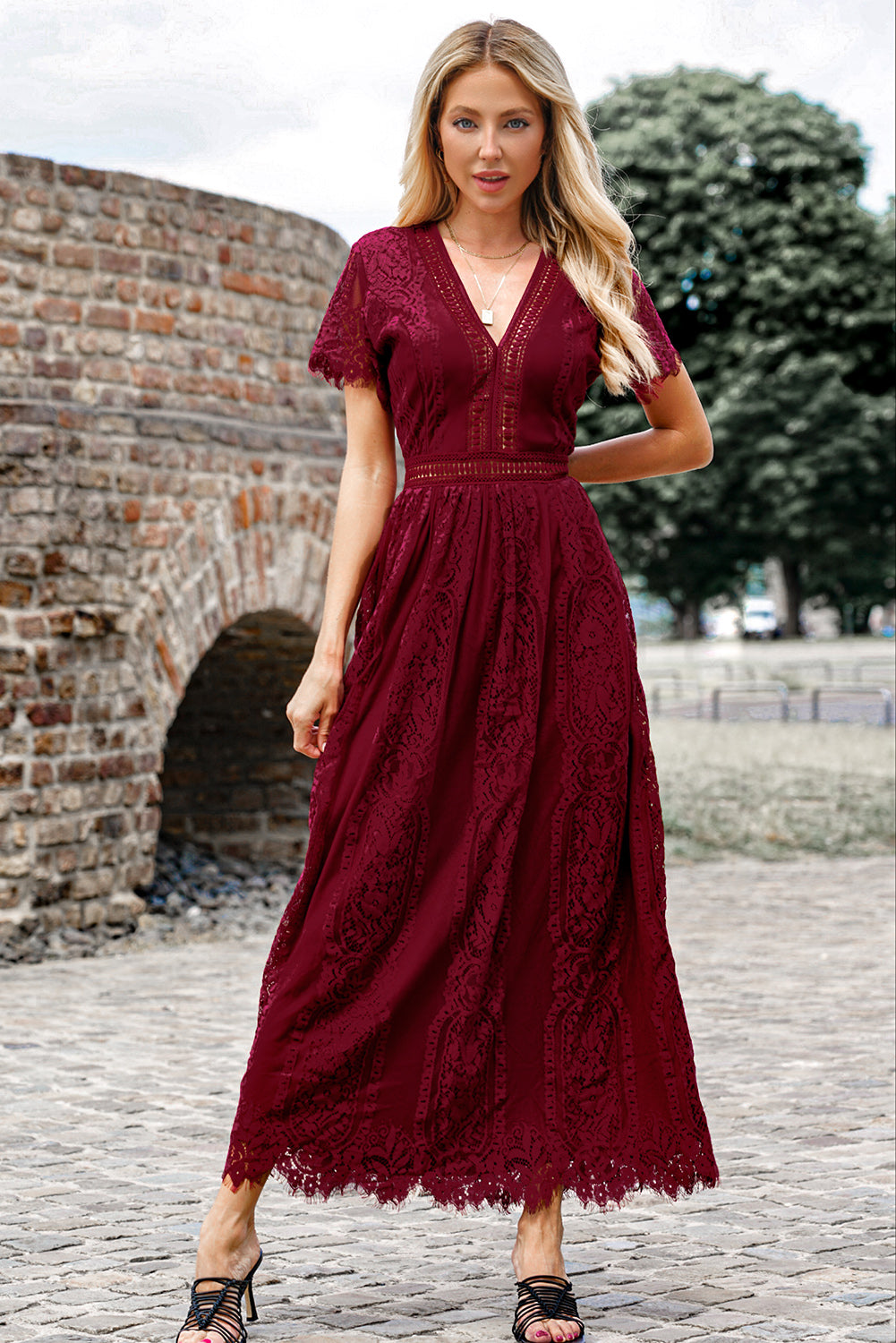 GR | Lace Plunge Kleid Mit Gewelltem Saum