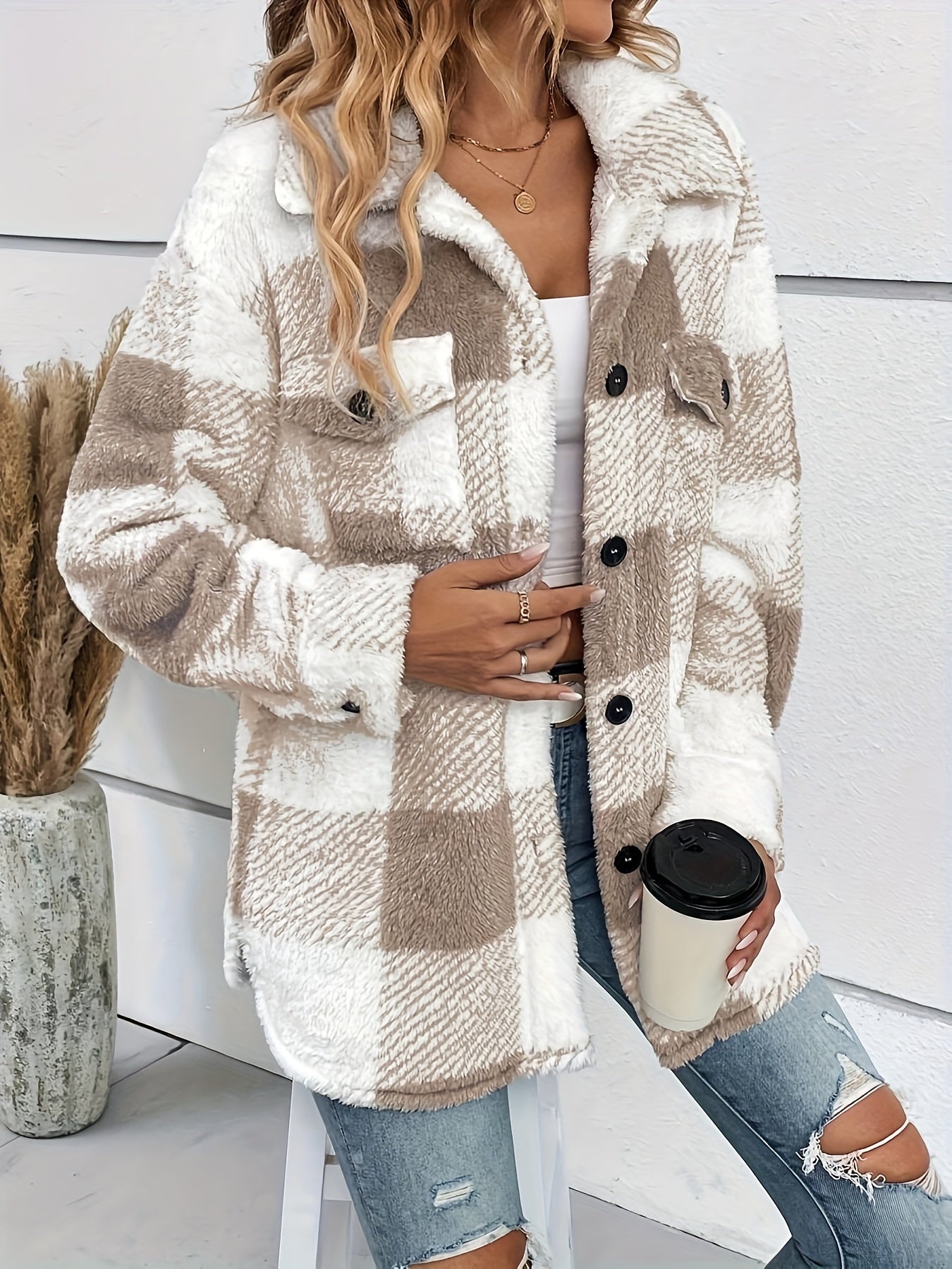GR | Warm women's jacket with check pattern
