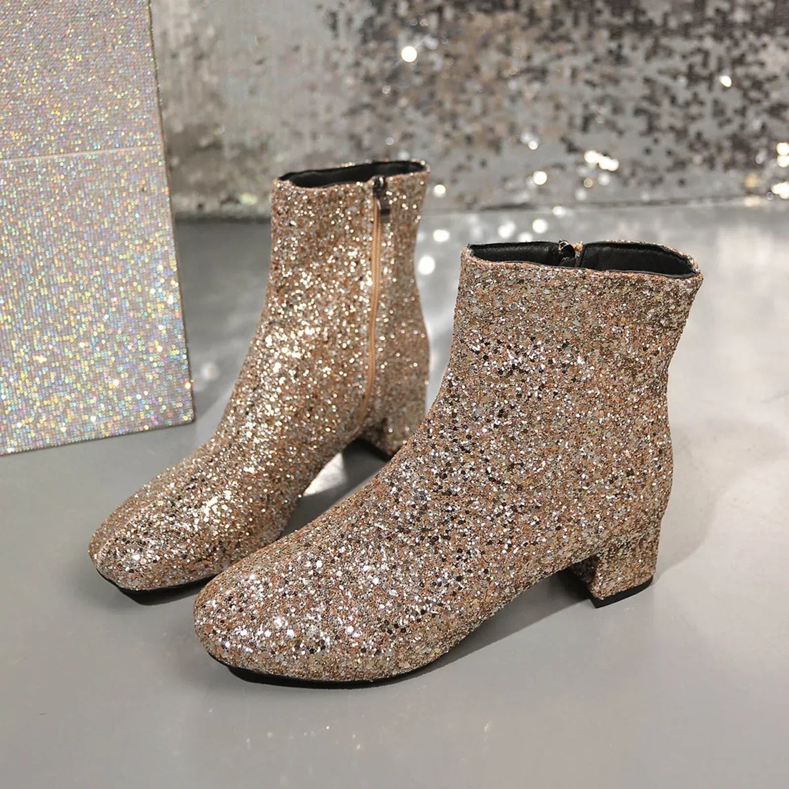 GR | Fashionable ankle boot with block heel and side zipper