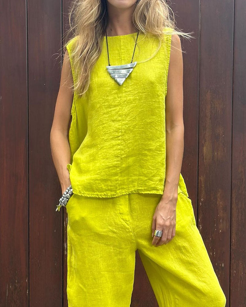 Sleeveless vest & trousers