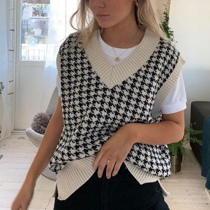 KNITTED SWEATER VEST