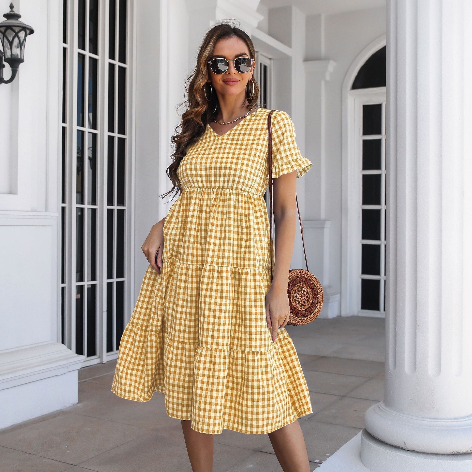 GR | Karierter Midi-Kleid mit Gestuftem Rock und Kurzen Ärmeln