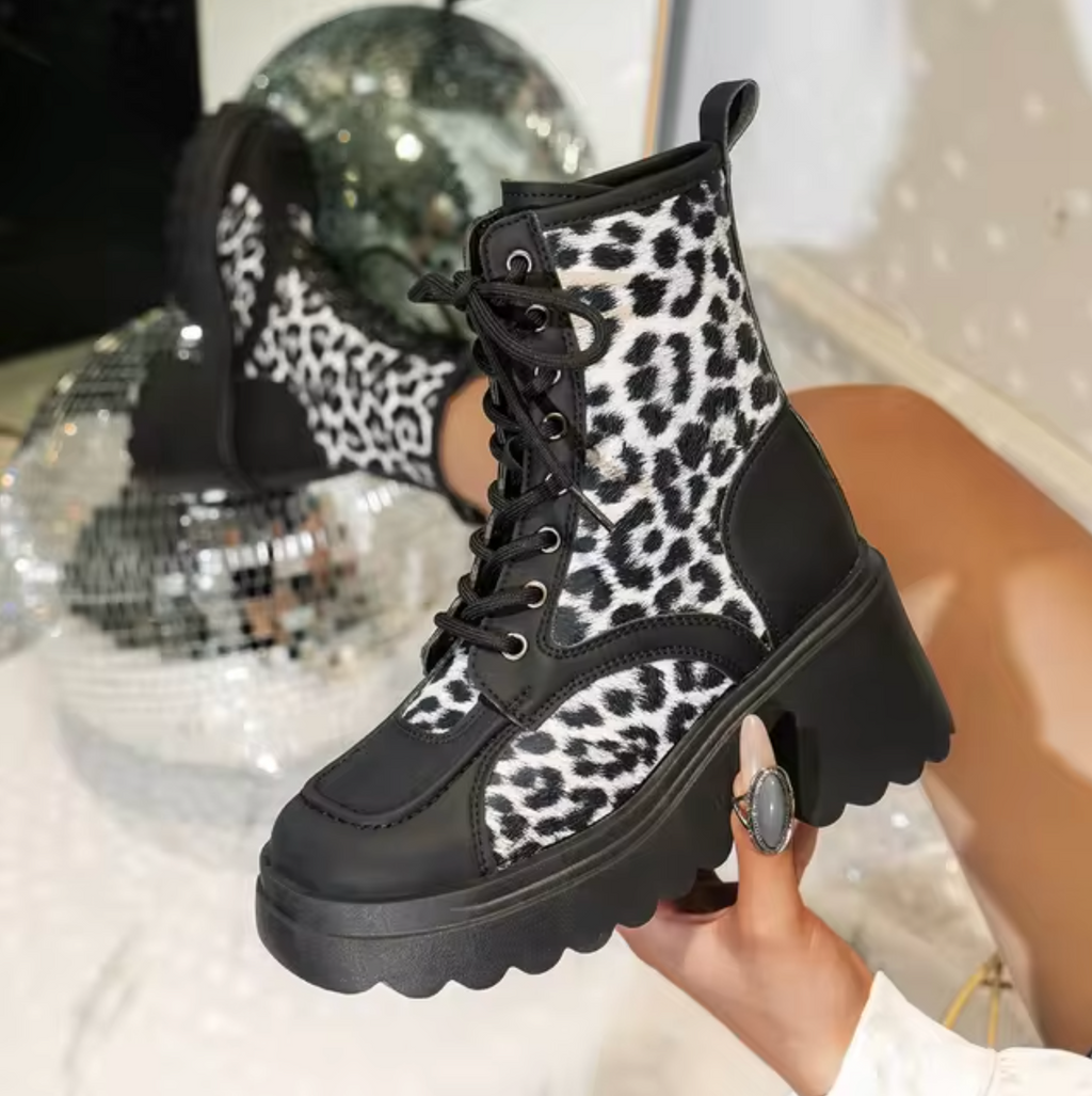 GR | High-quality boots with chunky heels