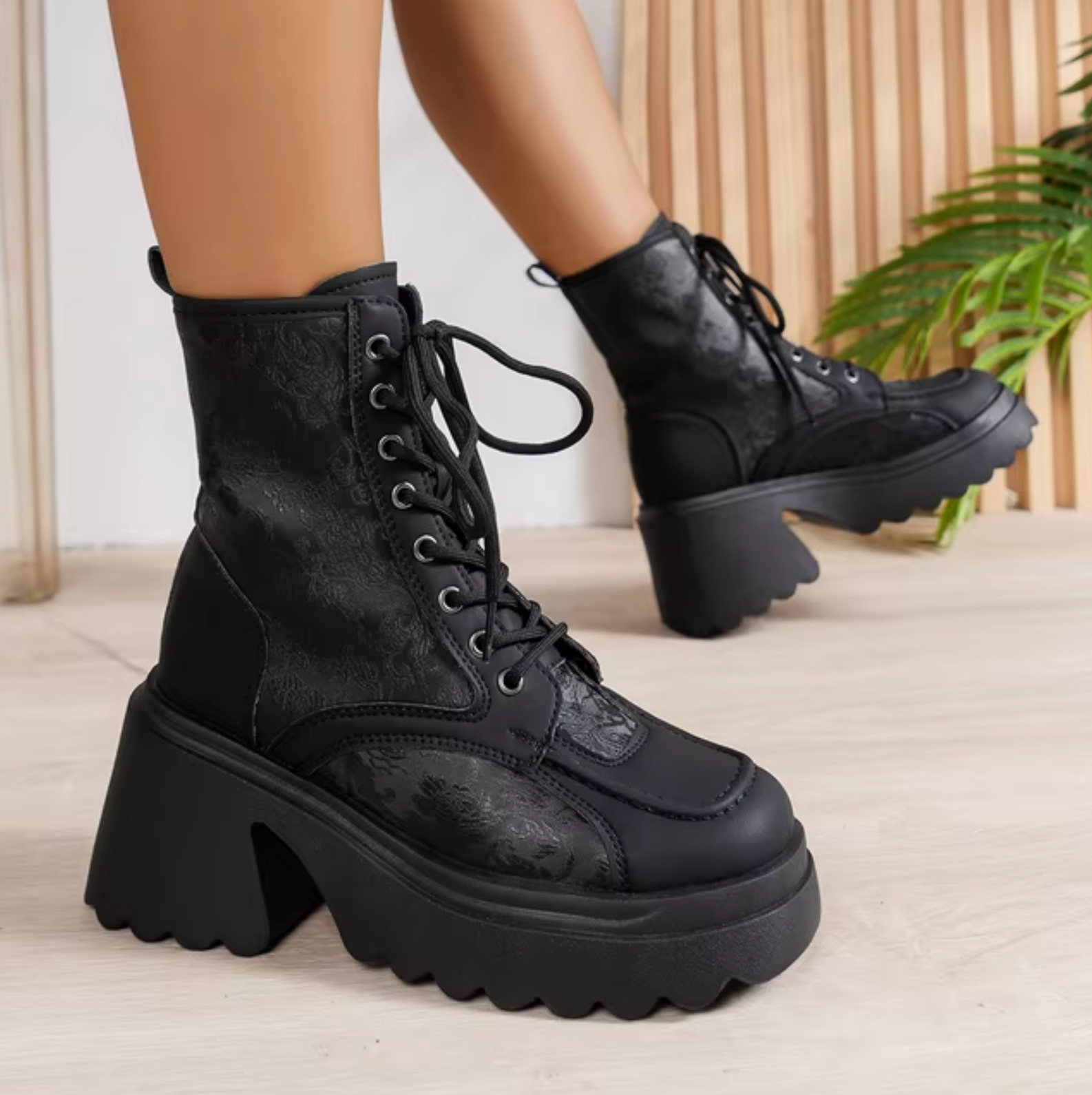 GR | High-quality boots with chunky heels