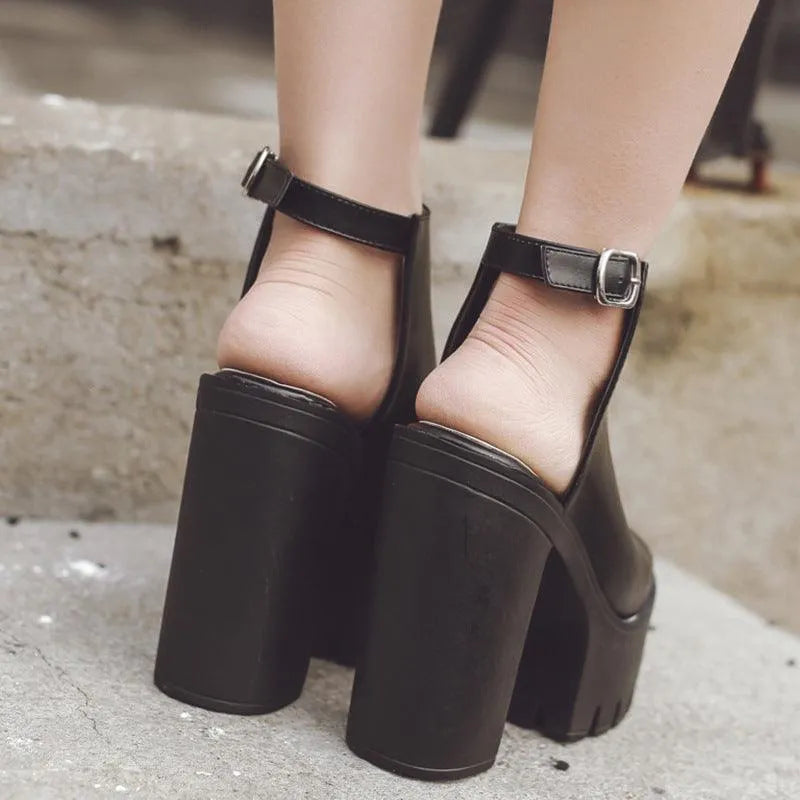 GR | Sandals with a thick heel