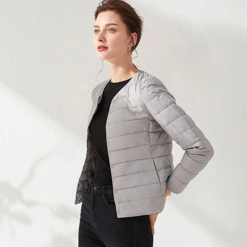 GR | Lightweight, collarless and figure-hugging quilted jacket for women