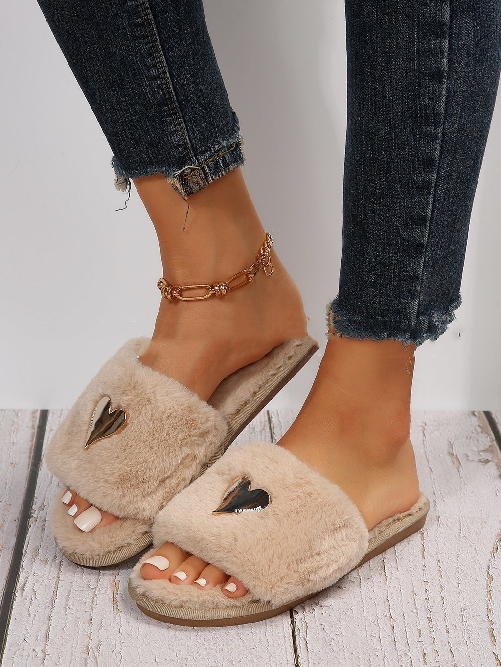 GR | Slippers - Women's slippers with heart detail and open toe