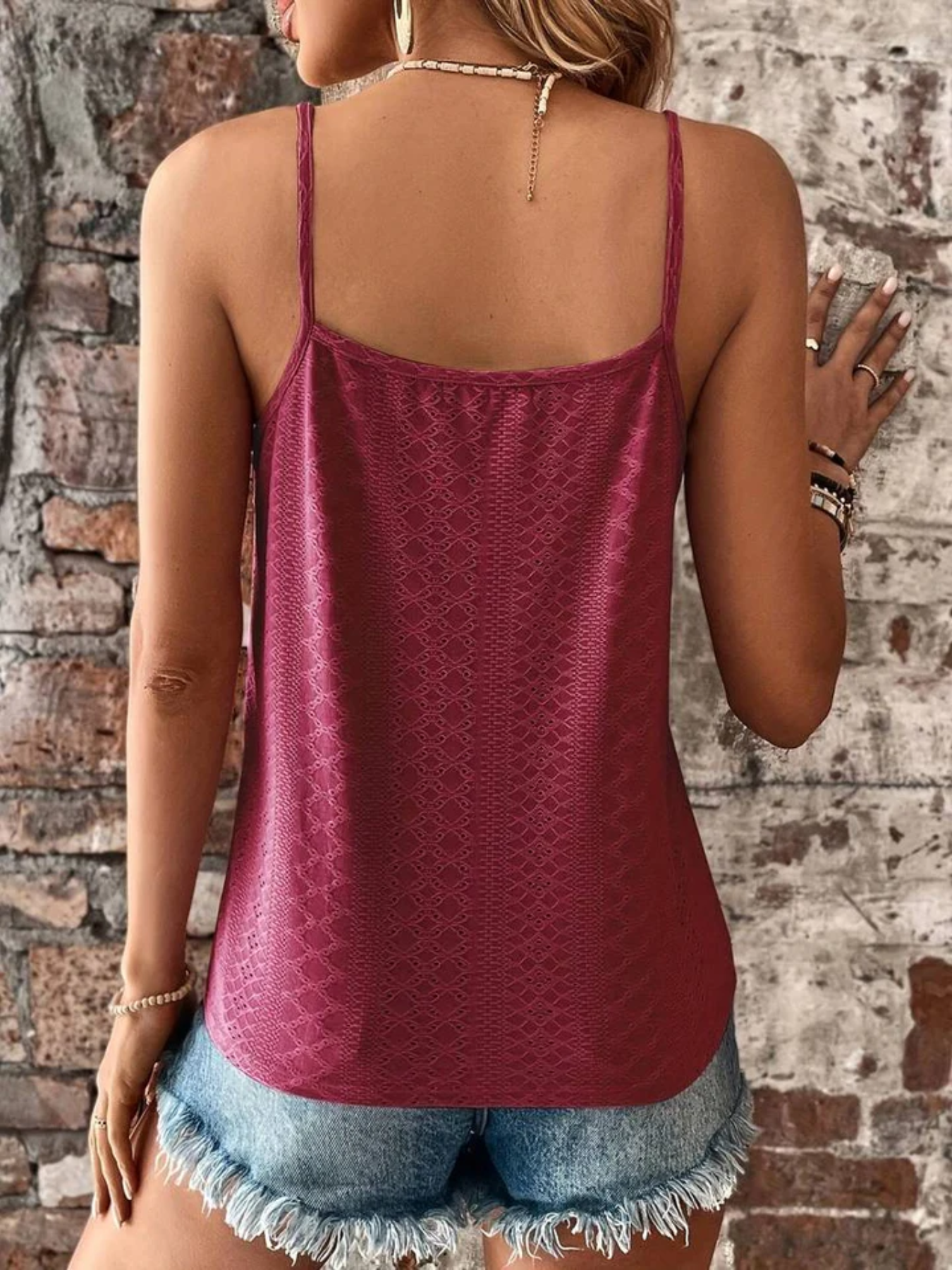 GR | Elegant sleeveless top with lace trim and spaghetti straps