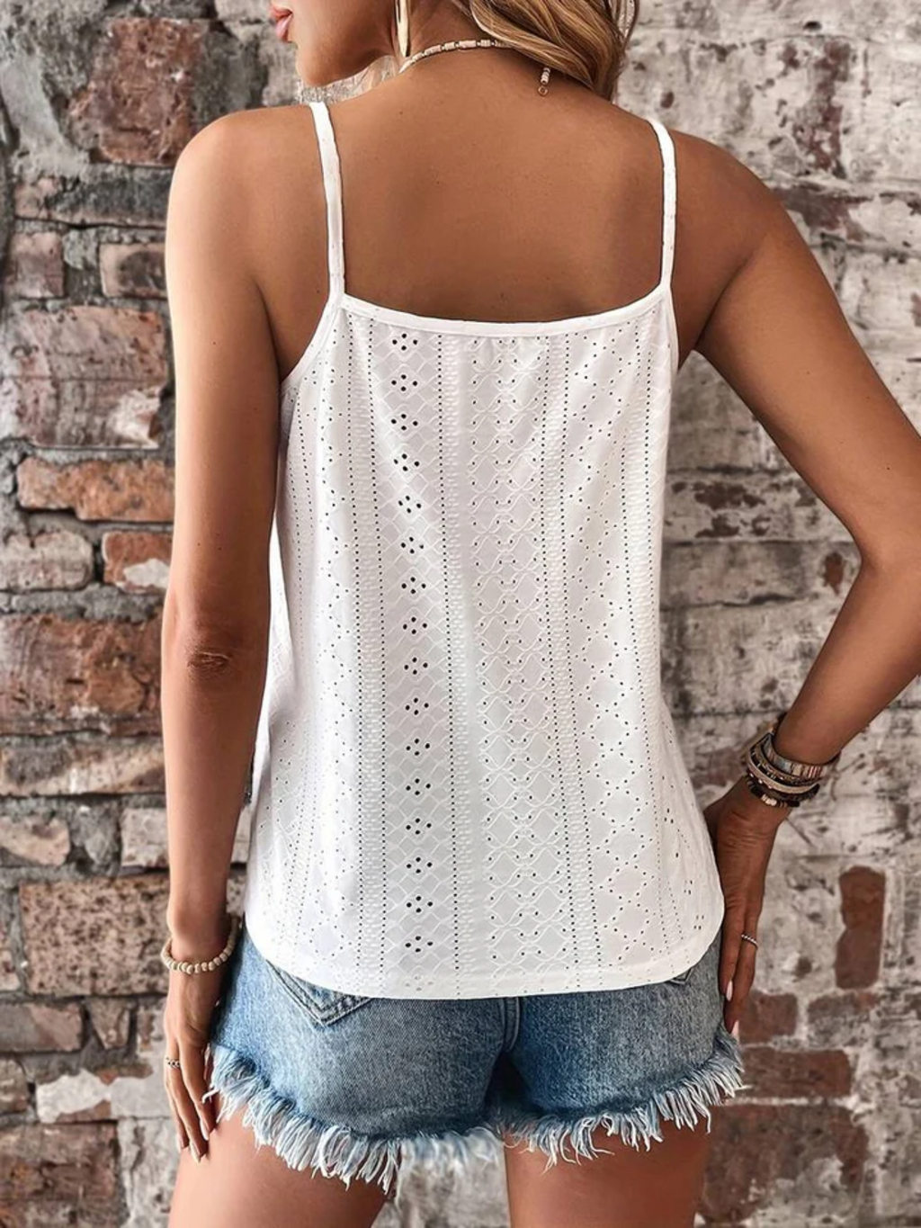 GR | Elegant sleeveless top with lace trim and spaghetti straps