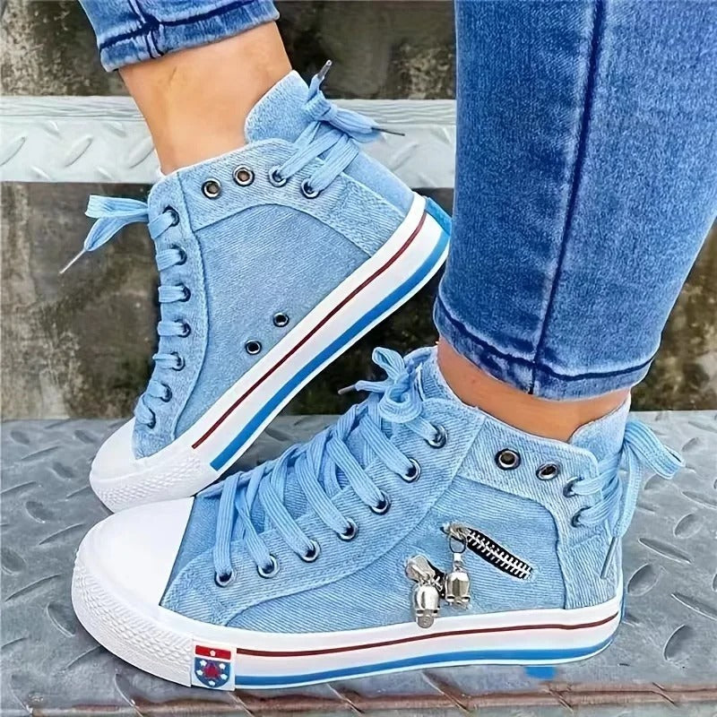 GR | Urban sneaker look with jeans and zipper