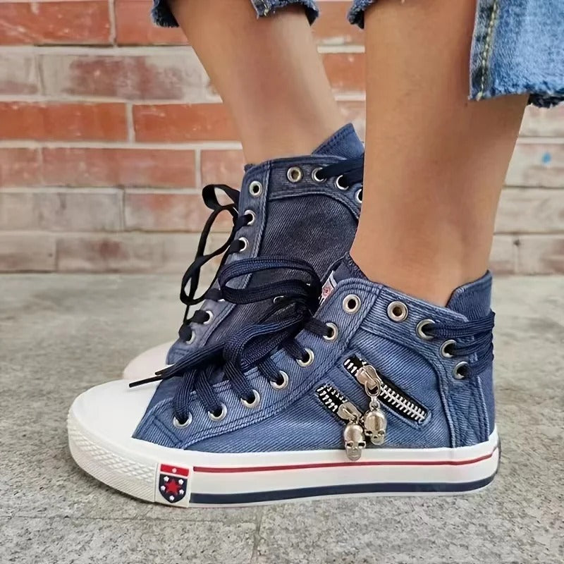 GR | Urban sneaker look with jeans and zipper