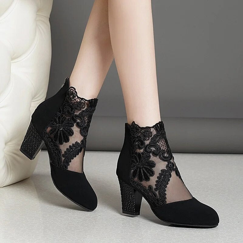 GR - Sandals with lace flowers