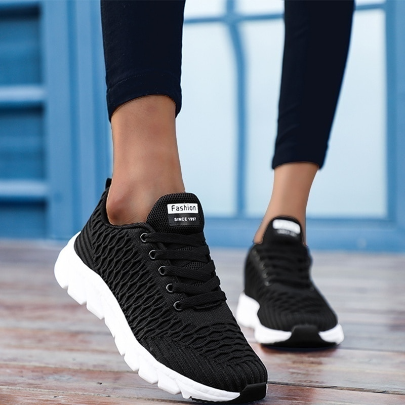 GR | Lightweight ankle-high sneakers with non-slip sole and breathable feel