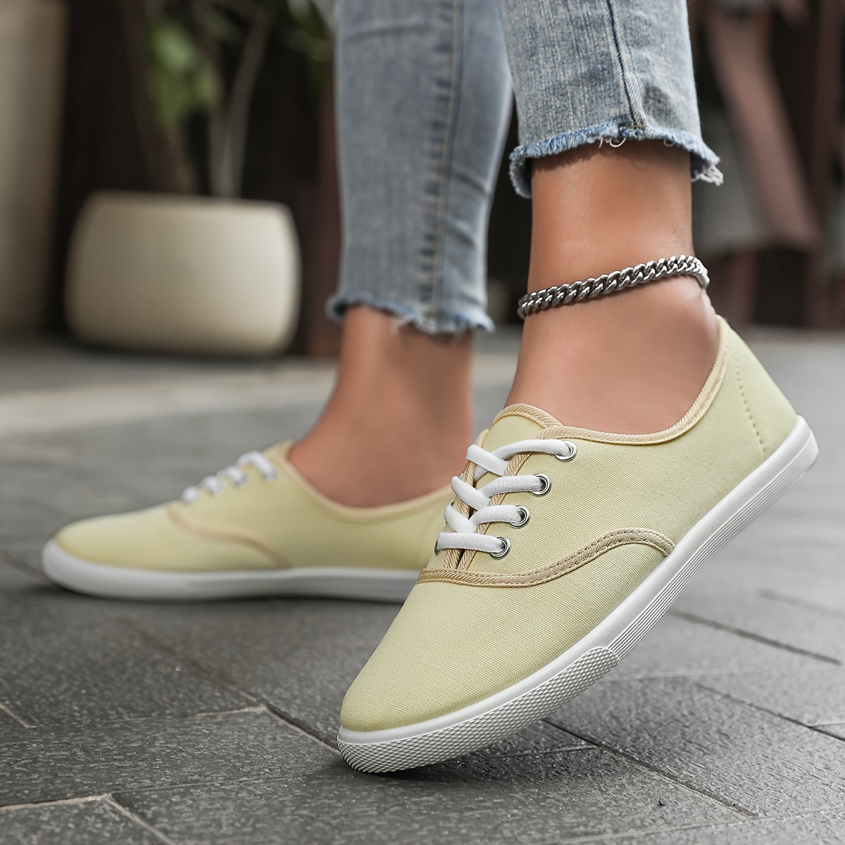GR | Comfortable low-top canvas sneakers in white