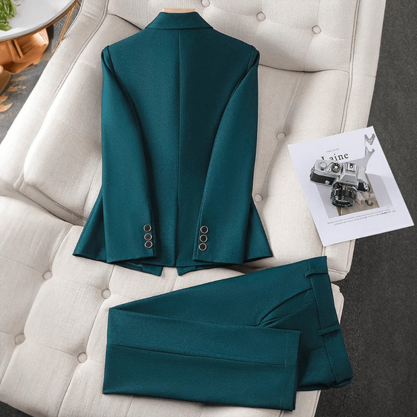 GR | Elegant women's blazer and trouser suit. Casual & comfortable design.