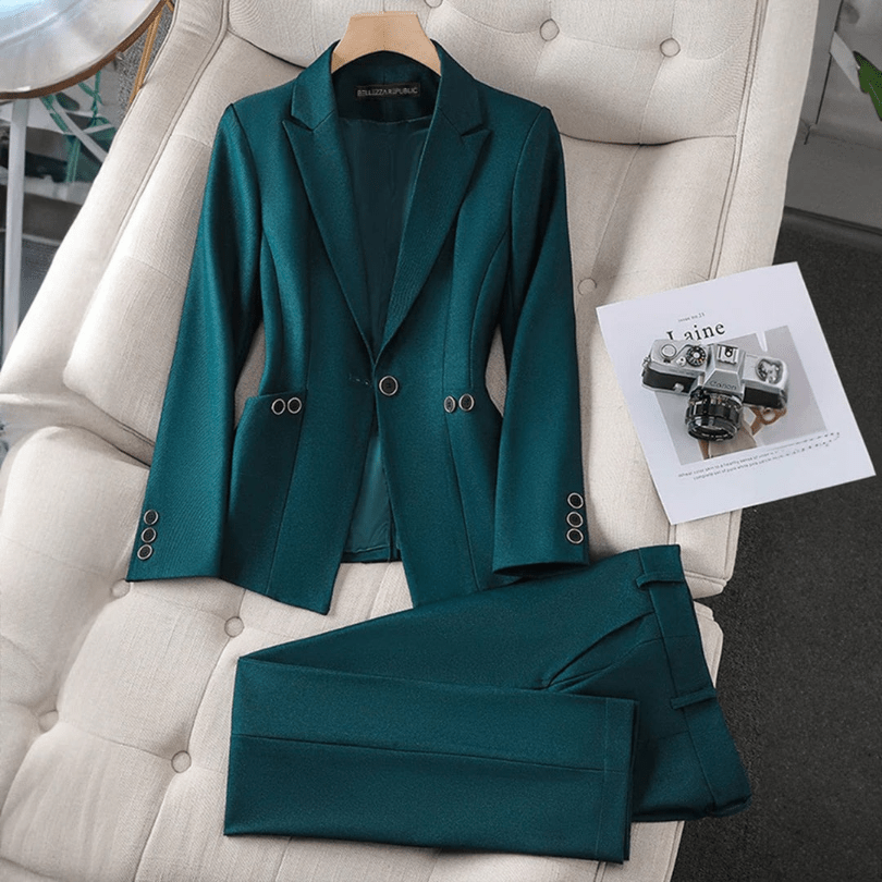 GR | Elegant women's blazer and trouser suit. Casual & comfortable design.