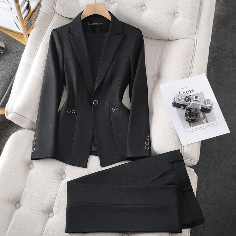GR | Elegant women's blazer and trouser suit. Casual & comfortable design.