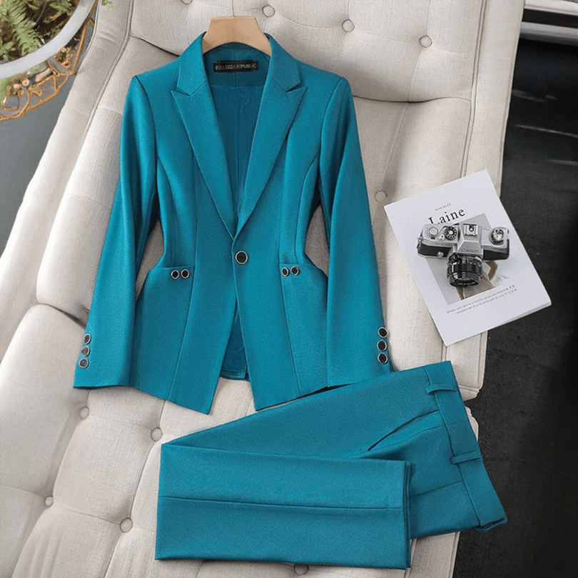 GR | Elegant women's blazer and trouser suit. Casual & comfortable design.