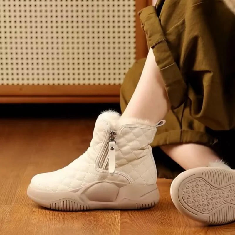 Short boots with side chain
