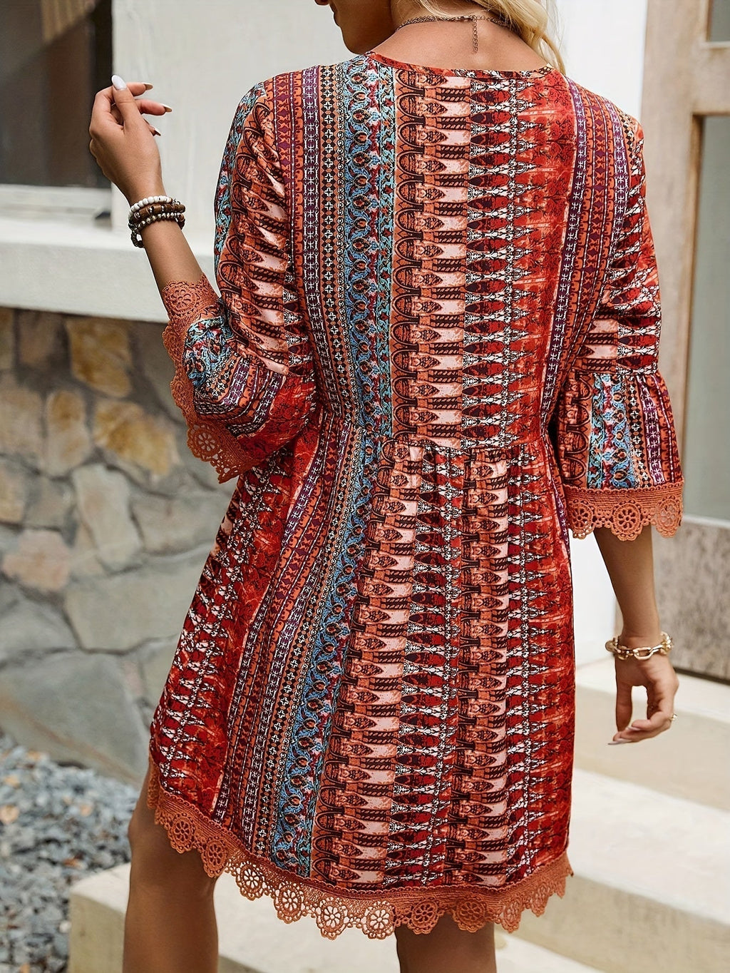 GR | Elegant dress with V-neck and lace trim