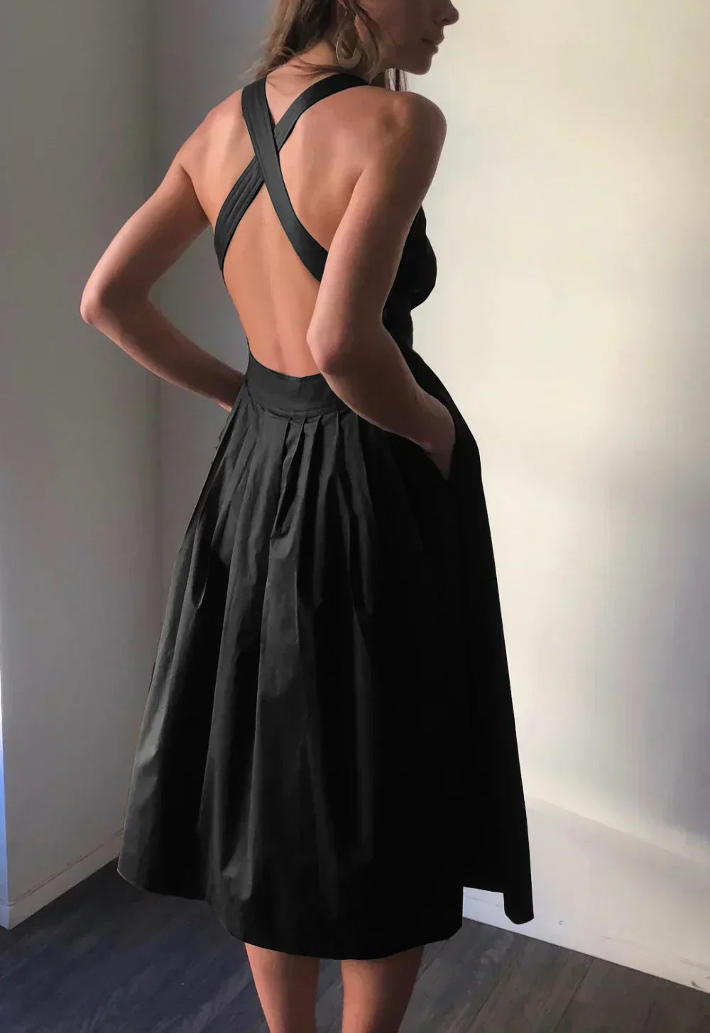 GR | Backless, pleated dress with large pockets