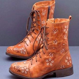 Retro boots with ethnic embroidery