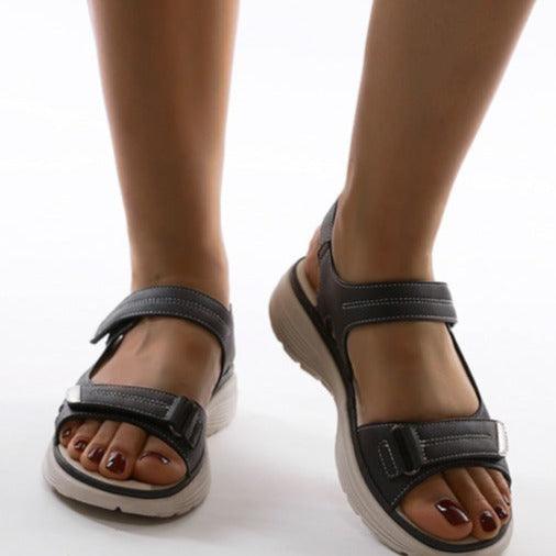 GR | Casual sandals with strap closure