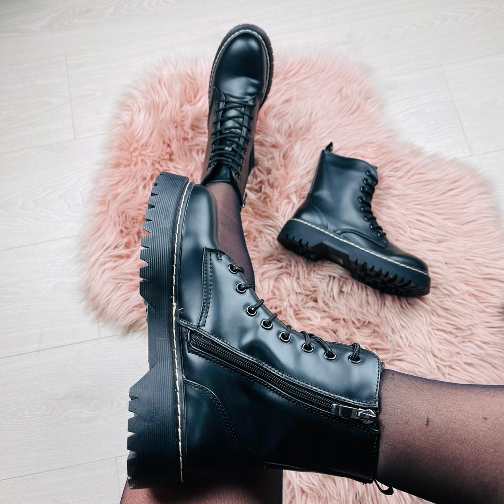 GR | Shiny black boots