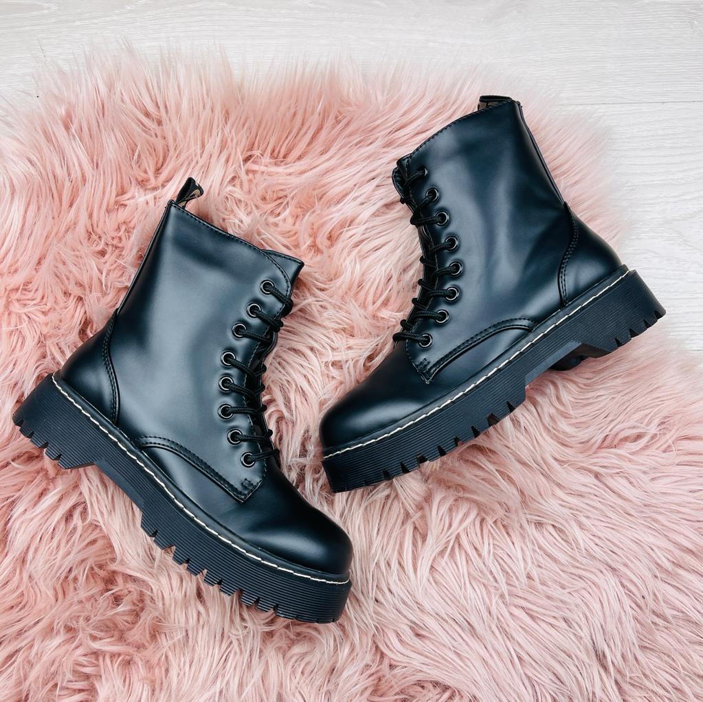 GR | Shiny black boots