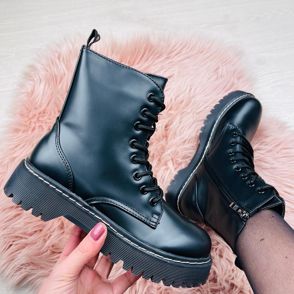GR | Shiny black boots