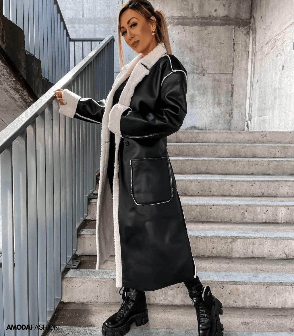 Made of leather and fleece, with laces