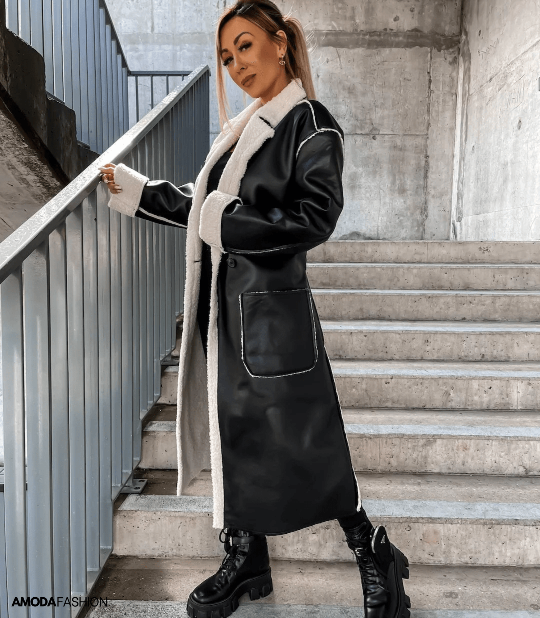 Made of leather and fleece, with laces