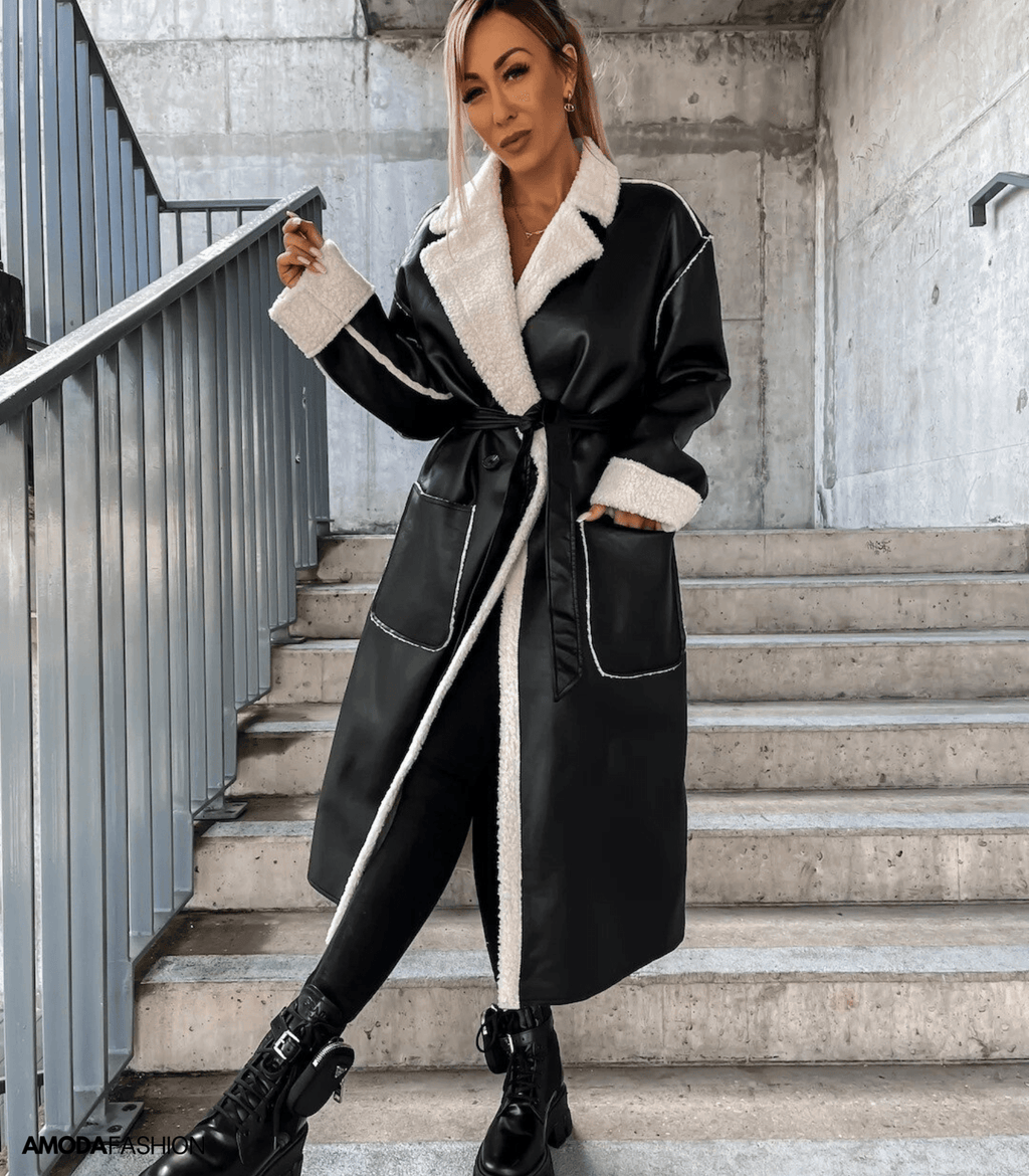 Made of leather and fleece, with laces