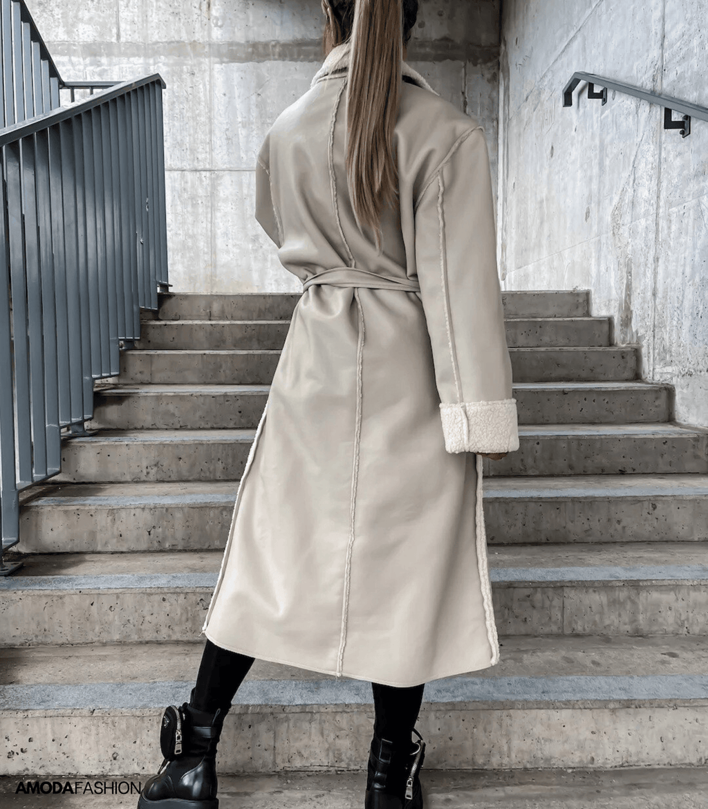 Made of leather and fleece, with laces