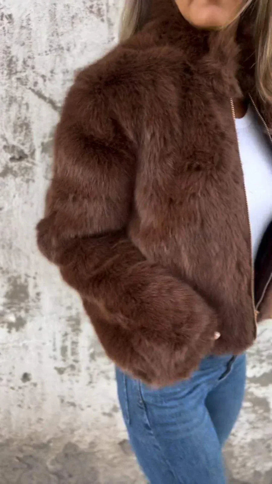 GR | Elegant fur coat with zipper closure