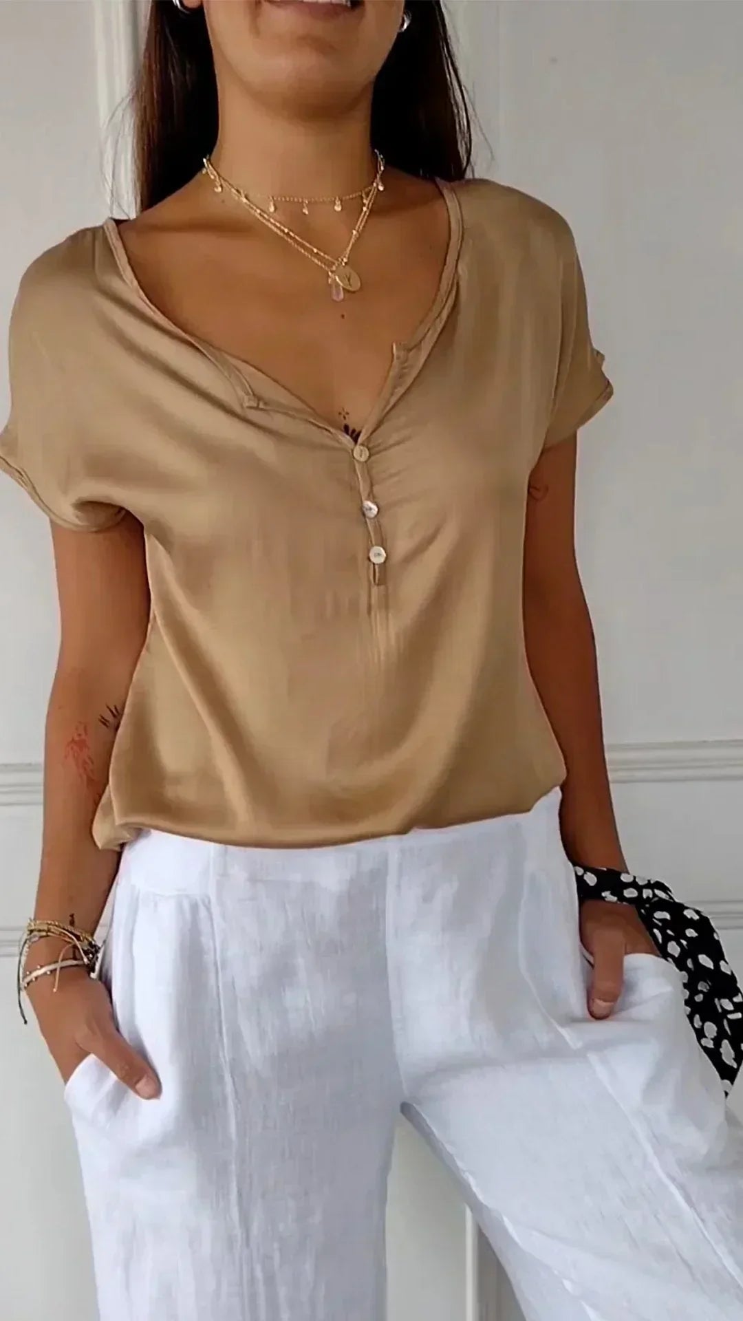 GR | Satin top with V-neck and button closure 