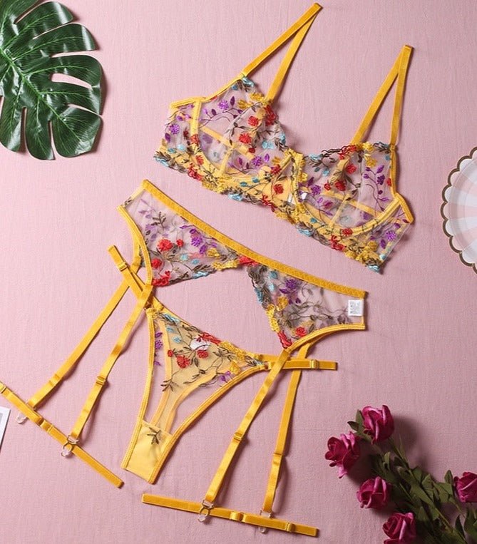GR | 3-piece French lingerie set for sensual elegance