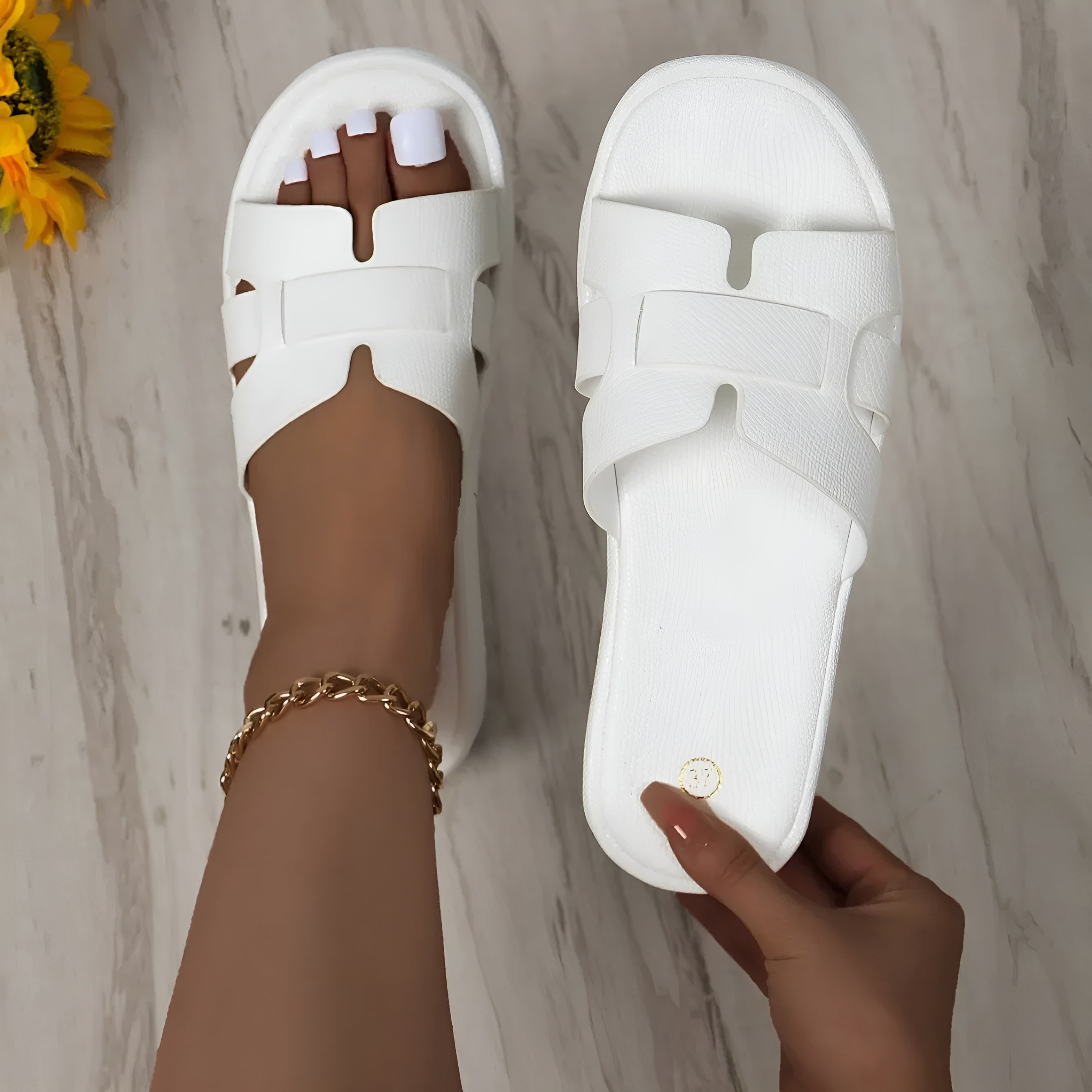 GR | Comfortable flip-flop sandals with a thick sole and non-slip surface
