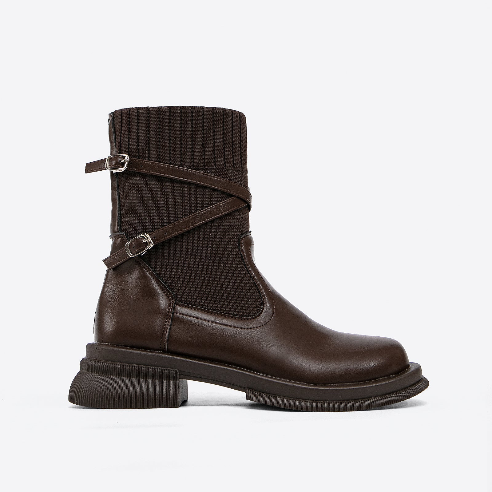 GR | Elegant brown ankle boots with wrap straps
