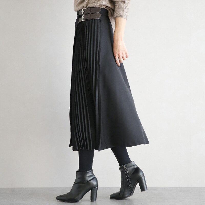 Pleated skirt with pleat