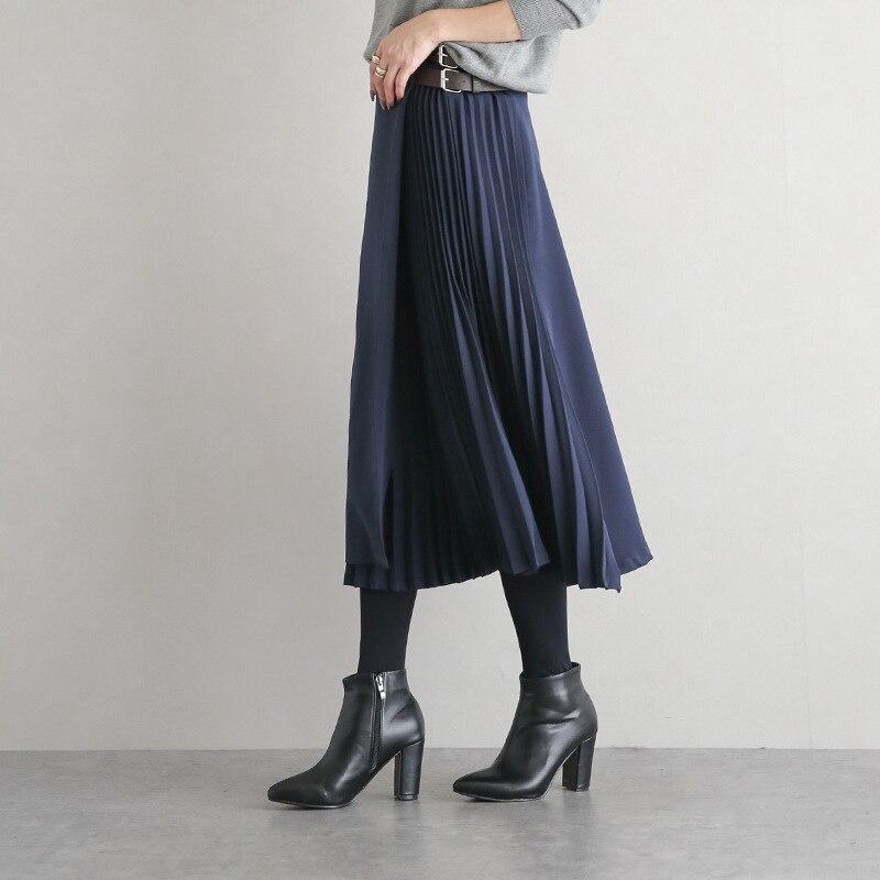 Pleated skirt with pleat