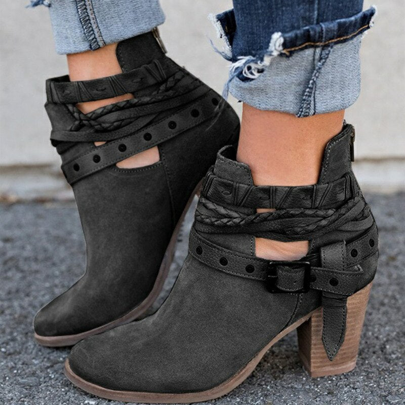 GR | Unique and elegant ankle boots with straps