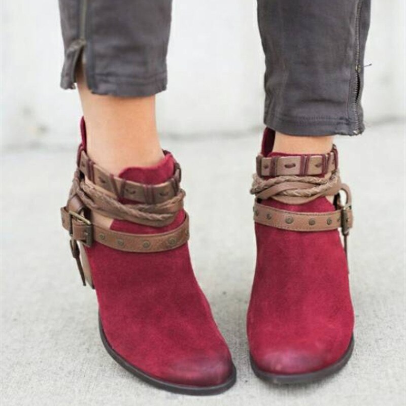 GR | Unique and elegant ankle boots with straps